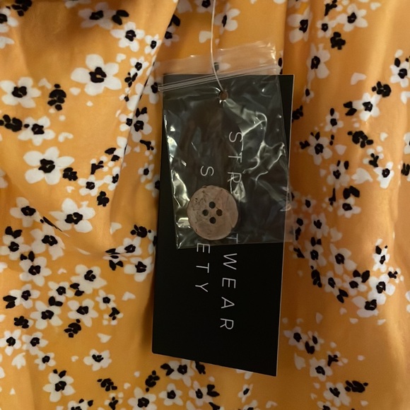 Off the shoulder yellow sundress - Picture 5 of 5